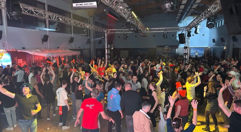 Foule sur la piste de l'Oktoberfest