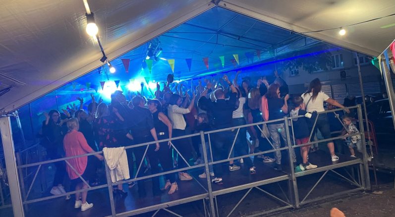 Foule sur la piste de l'Oktoberfest