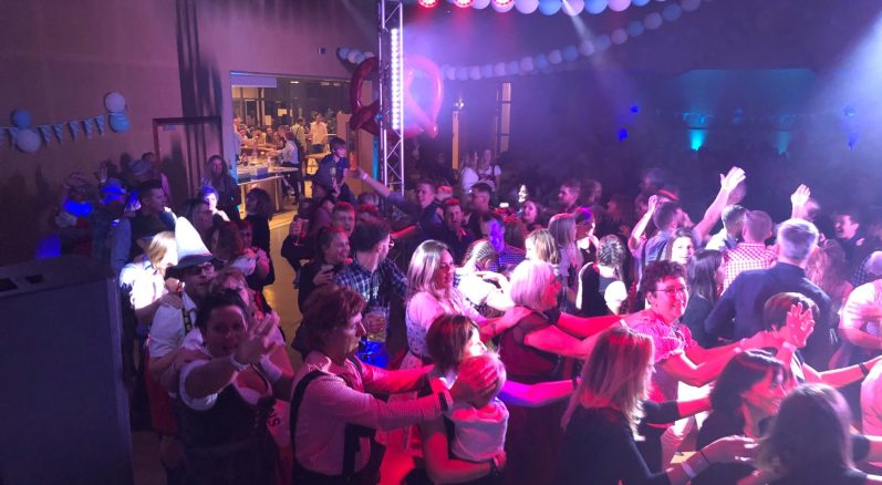 Foule sur la piste de l'Oktoberfest